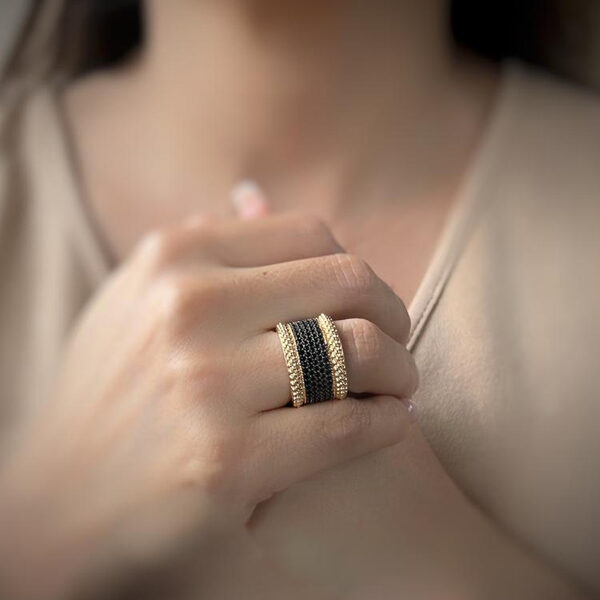 Anel Ca Largo com Zircônia Negra Cravejado banhado em Ouro 18K