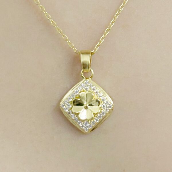 Colar Hexagonal Flor Cravejado Banhado em Ouro 18k