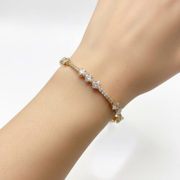 Bracelete Aro Triângulo Cravejado Banhado em Ouro 18k