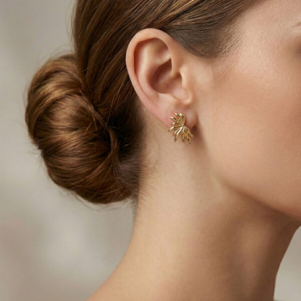 Brinco Meia Flor Banhado em Ouro 18k