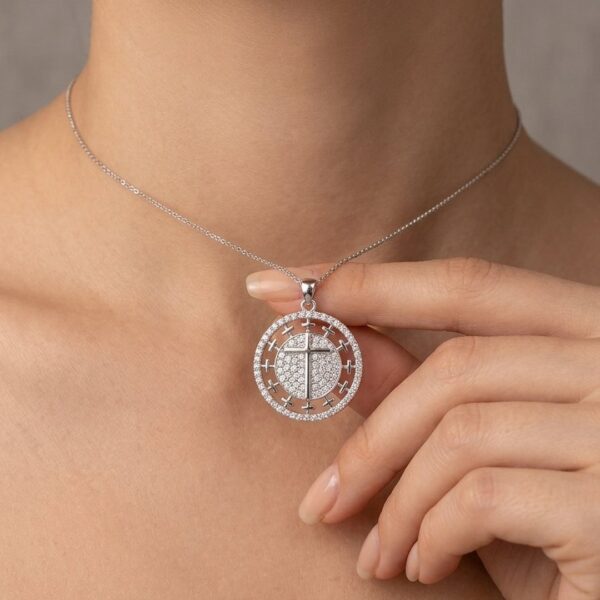Colar Mandala Crucifixo Cravejada Banhado em Ouro 18K