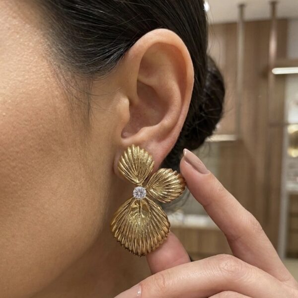 Brinco Meia Flor Banhado em Ouro 18k