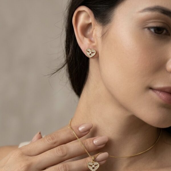 Conjunto Coração Espirito Santo Cravejado Banhado em Ouro 18k