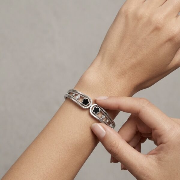 Bracelete Trevo Trabalhado em Aço