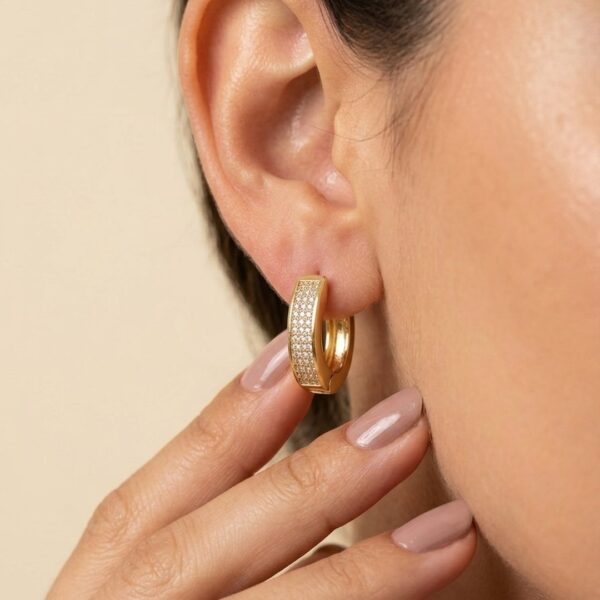 Brinco Click Oval Cravejado Banhado em Ouro 18k