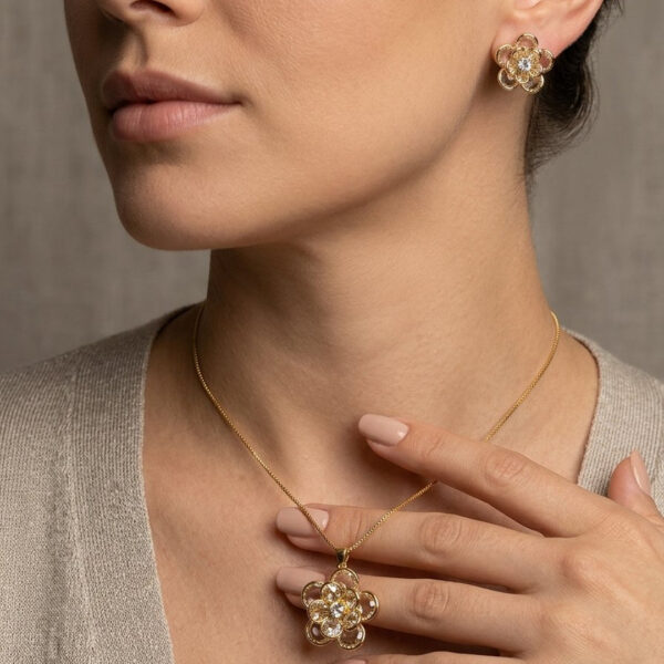 Conjunto Flor Trabalhada Cravejado Banhado em Ouro 18k