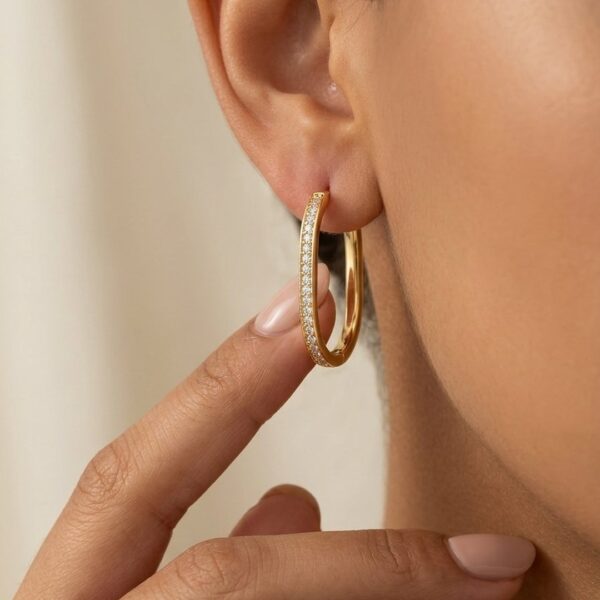 Brinco Oval  G Cravejado Banhado em Ouro 18k
