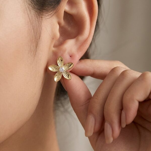 Brinco Flor  Cravejado Banhado em Ouro 18k