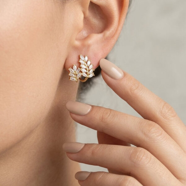 Brinco earcuff folha cravejada banhada em ouro 18k