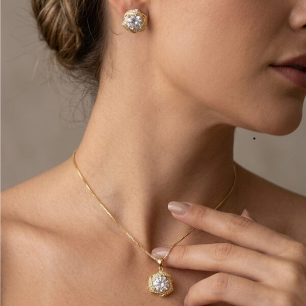 Conjunto Flor Ponto de Luz  Cravejado  Banhado em Ouro 18k