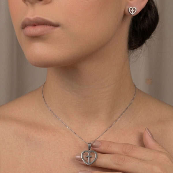 Conjunto coração e crucifixo em aço inoxidável premium atacado