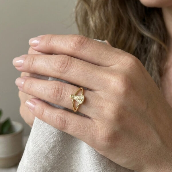 Anel cravejado banhado em ouro 18k com detalhes premium