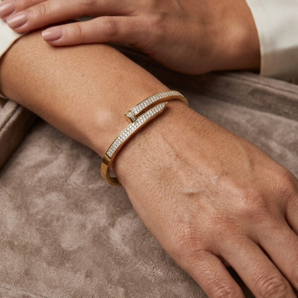 Bracelete prego cravejado em aço inoxidável