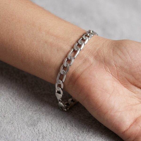 Pulseira em aço inoxidável com acabamento trabalhado