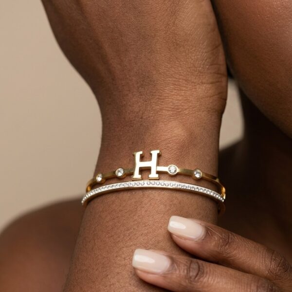 Bracelete H cravejado em aço inoxidável, vista frontal