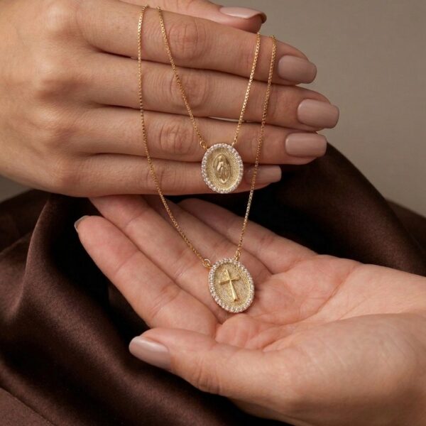 Colar Escapulario NS/Crucifixo Cravejado Banhado em Ouro 18k