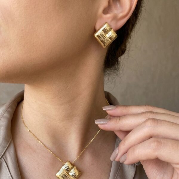 Conjunto quadrado trabalhado banhado ouro 18k premium atacado