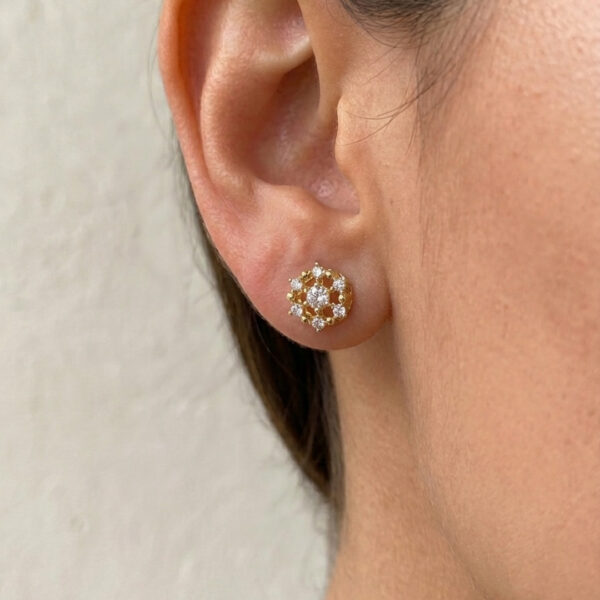 Brinco mandala flor cravejado banhado ouro 18k