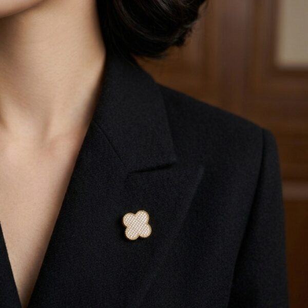 Broche trevo cravejado banhado ouro 18k premium