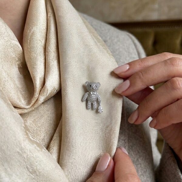 Broche ursinho cravejado banhado ouro 18k premium atacado