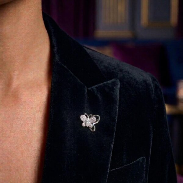 Broche Borboleta Vazada Cravejado Banhado em Ouro 18k