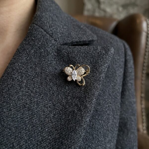 Broche borboleta vazada cravejado banhado ouro 18k