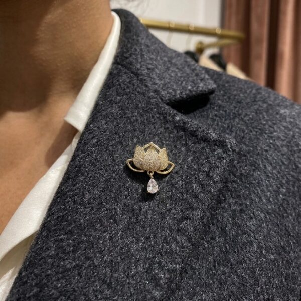 Broche flor minimalista cravejado banhado ouro 18k premium atacado
