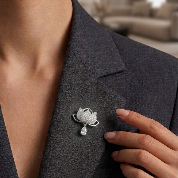 Broche Flor Minimalista Cravejado Banhado em Ouro 18k