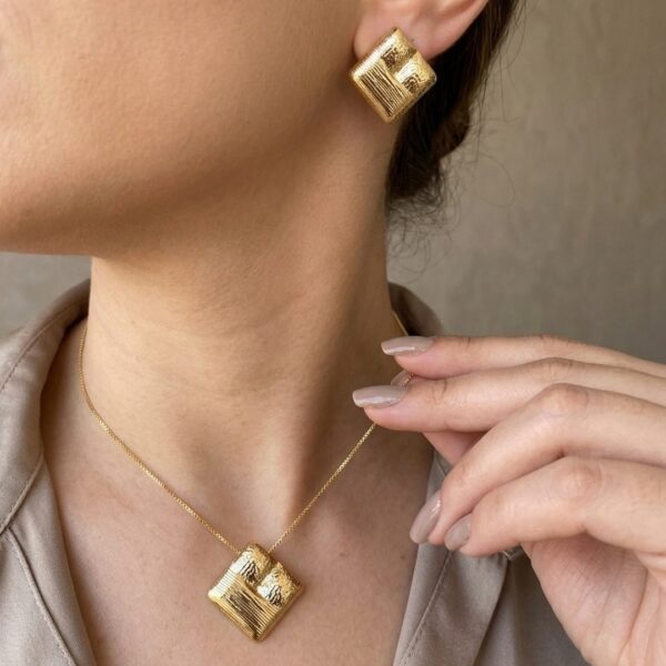 Conjunto Quadrado Trabalhado Banhado em Ouro 18k