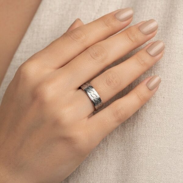 Anel desenhado em aço com acabamento prateado