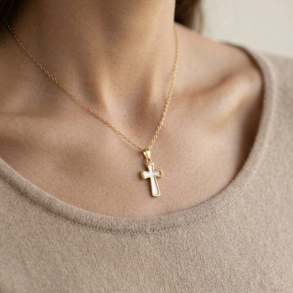 Choker crucifixo em madrepérola e aço inoxidável