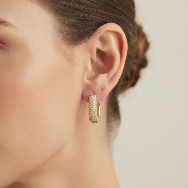 Brinco click oval trabalhado cravejado banhado ouro 18k