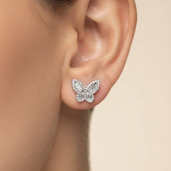 Brinco borboleta cravejado banhado em ouro 18k com strass