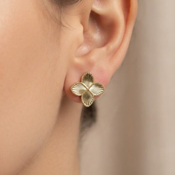 Brinco flor banhado ouro 18k trabalhado